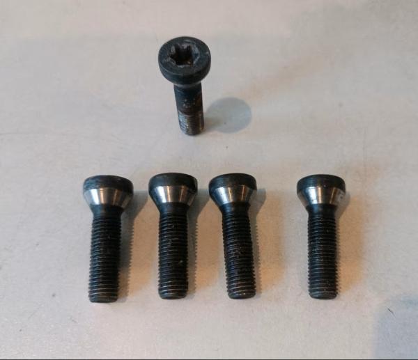 BMW-K1200S-K40-Radbolzen-Hinterrad-Satz-1