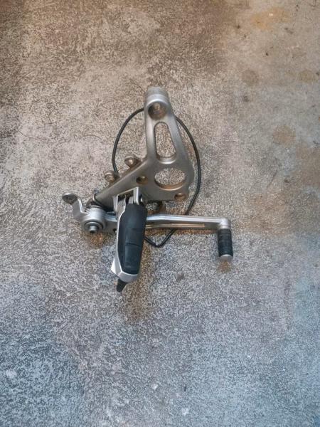 BMW-R1150R-ABS-Fußraste-Fußrasten-Anlag-vorn-rechts-2