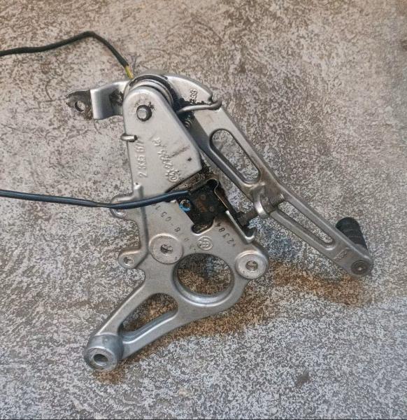 BMW-R1150R-ABS-Fußraste-Fußrasten-Anlag-vorn-rechts-3